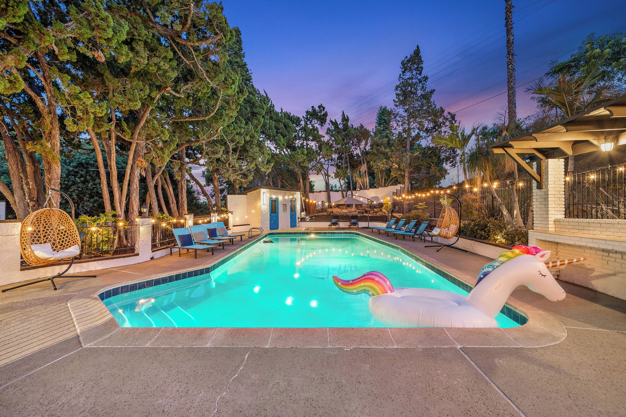 Una piscina al aire libre