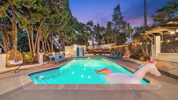 Una piscina al aire libre
