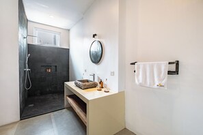 Ducha, secador de pelo, bidet, toallas