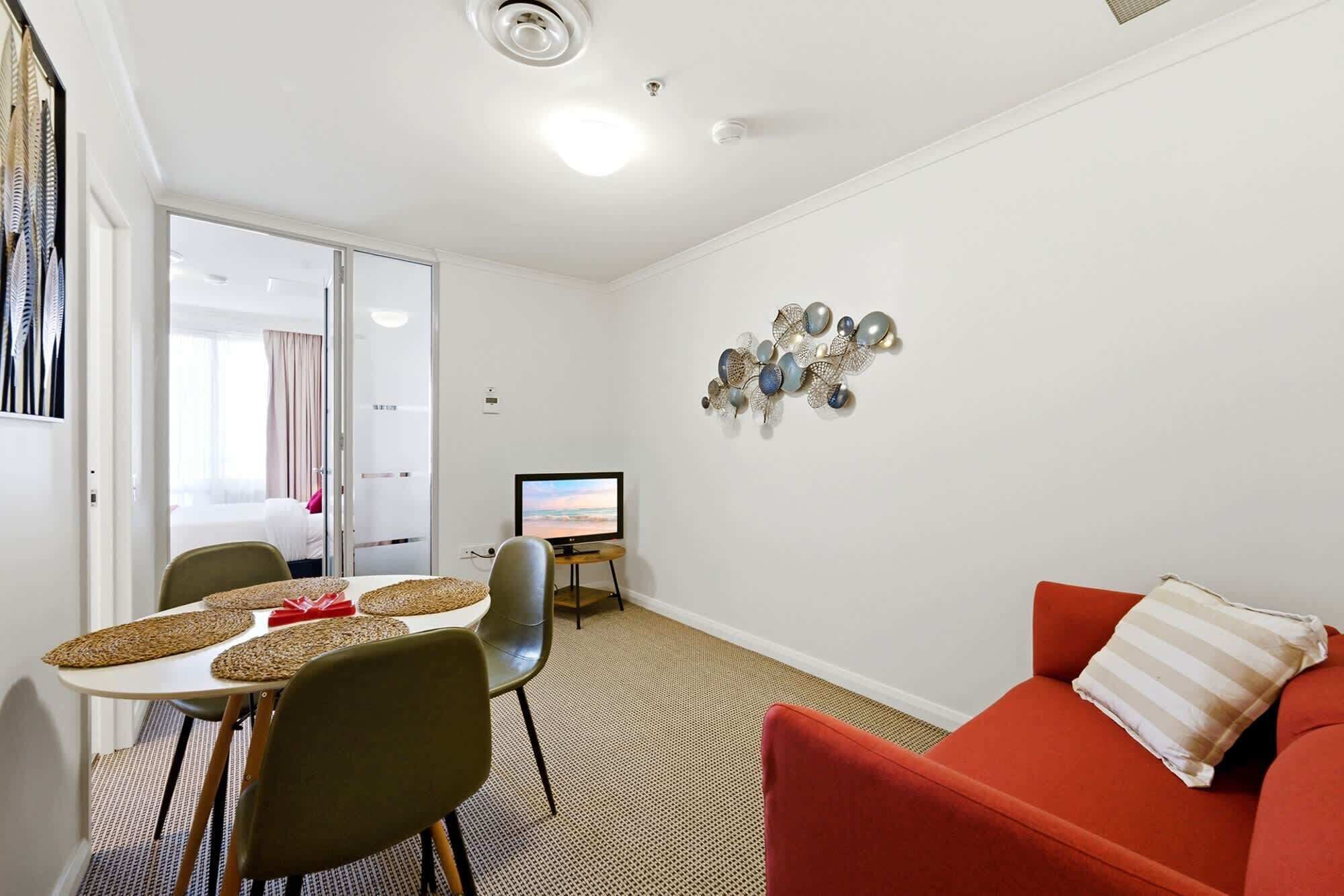 City-edge 1-bed Apartment With Pool Access - Canberra