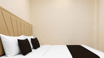 Una habitación de hotel con cama, almohadas y cabecera.