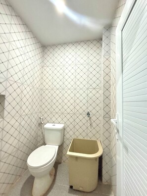 Shower, towels, soap - Hotel O Medina House (Banda Aceh)