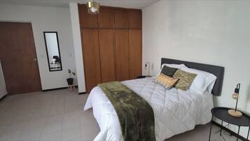 3 bedrooms, iron/ironing board, WiFi, bed sheets
