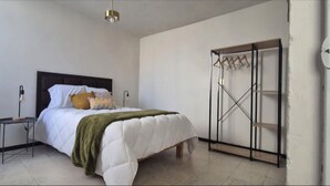 3 habitaciones, tabla de planchar con plancha, wifi y ropa de cama 