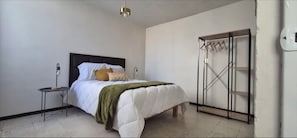 3 habitaciones, tabla de planchar con plancha, wifi y ropa de cama