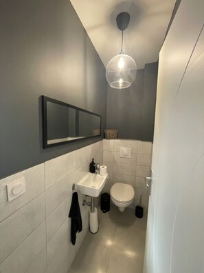 Shower, towels - Vrbo Property (Saint-Félix)