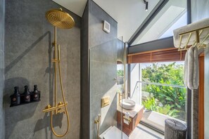 Shower, rainfall showerhead, bathrobes, bidet - U Villas Pandawa (Badung)