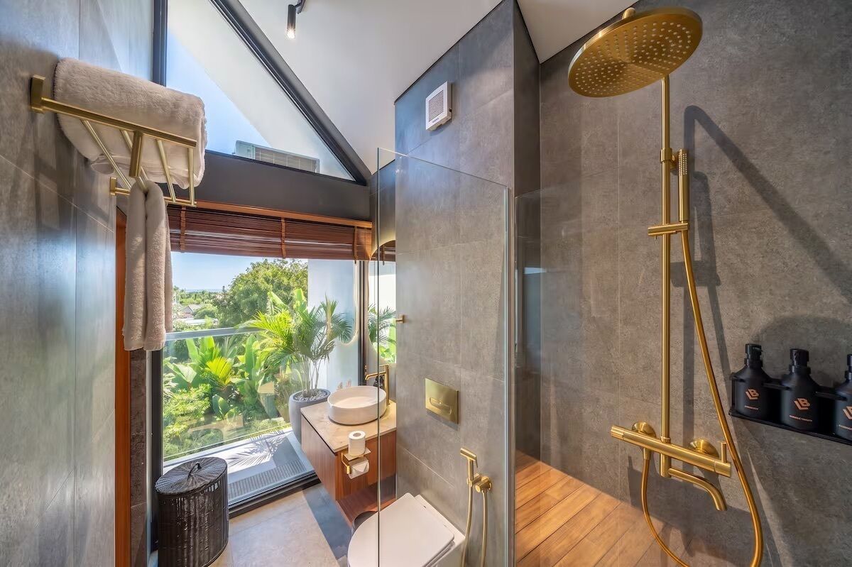 Douche, douche à « effet pluie », peignoirs, bidet