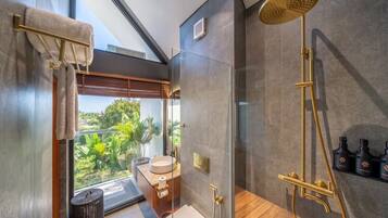 Douche, douche à « effet pluie », peignoirs, bidet