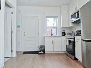 Private kitchen - Modern & Private 2Bedroom Laneway house near UBC (Vancouver)