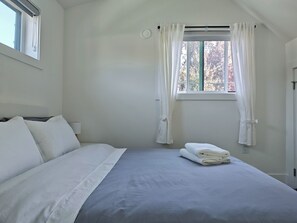 2 bedrooms, iron/ironing board, WiFi, bed sheets - Modern & Private 2Bedroom Laneway house near UBC (Vancouver)