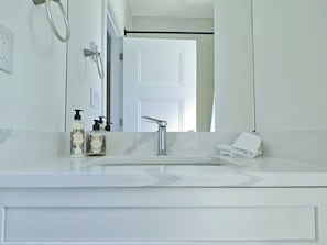 Dusche, Haartrockner, Handtücher, Seife