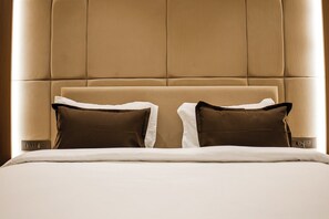 Escritorio, wifi gratis, ropa de cama