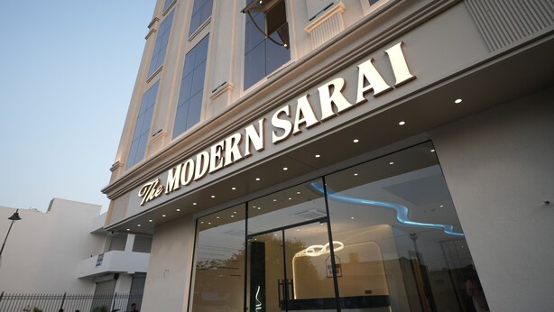 Un edificio con un letrero que dice 'The Modern SARAI'.