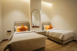 Desk, free WiFi - Hotel Modern Sarai (SRI GANGANAGAR)