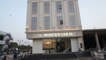 Un edificio de varios pisos con un letrero llamativo que dice 'The Modern Sarai'.