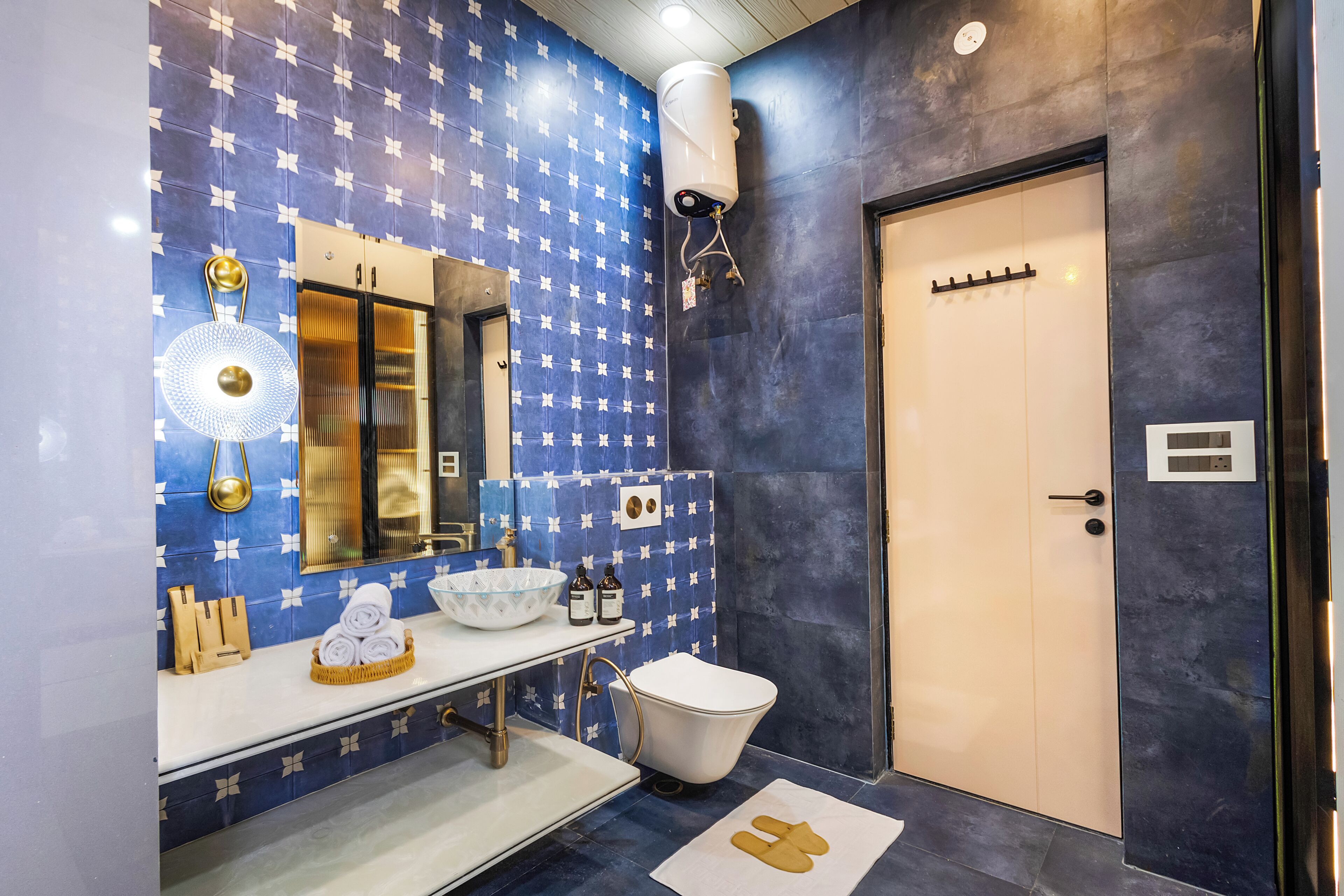 Ein Badezimmer mit einer weißen Badewanne, einem Waschbecken, einem Spiegel und einem Handtuchhalter.