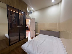 2 slaapkamers, een strijkplank/strijkijzer, internet, beddengoed