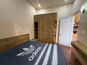 2 quartos, ferros/tábuas de passar roupa, acesso à internet