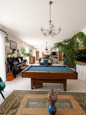 A spacious living room with a pool table, a piano, and a dining area. - Charming air-conditioned villa in the vineyards, close to the beach (Roquefort-la-Bédoule)