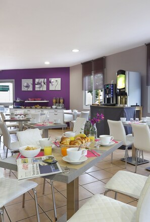 A breakfast area with tables, chairs, and a coffee station. - R Sidence R sid Price St6n (Merville)