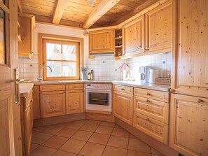 Frigorífico, horno, placa de cocina y lavavajillas