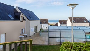 A residential area with houses, a clear sky, and a street lamp. - R Sidence Les Terrasses de Pentrez M24v (Saint-Nic)