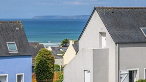A coastal residential area with houses, a clear sky, and the sea in the background. - R Sidence Les Terrasses de Pentrez M24v (Saint-Nic)