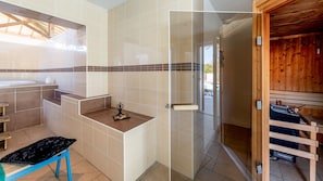 A bathroom with a bathtub, a shower area, and a wooden sauna. - Le Domaine des Grands Lacs M48s (Parentis-en-Born)