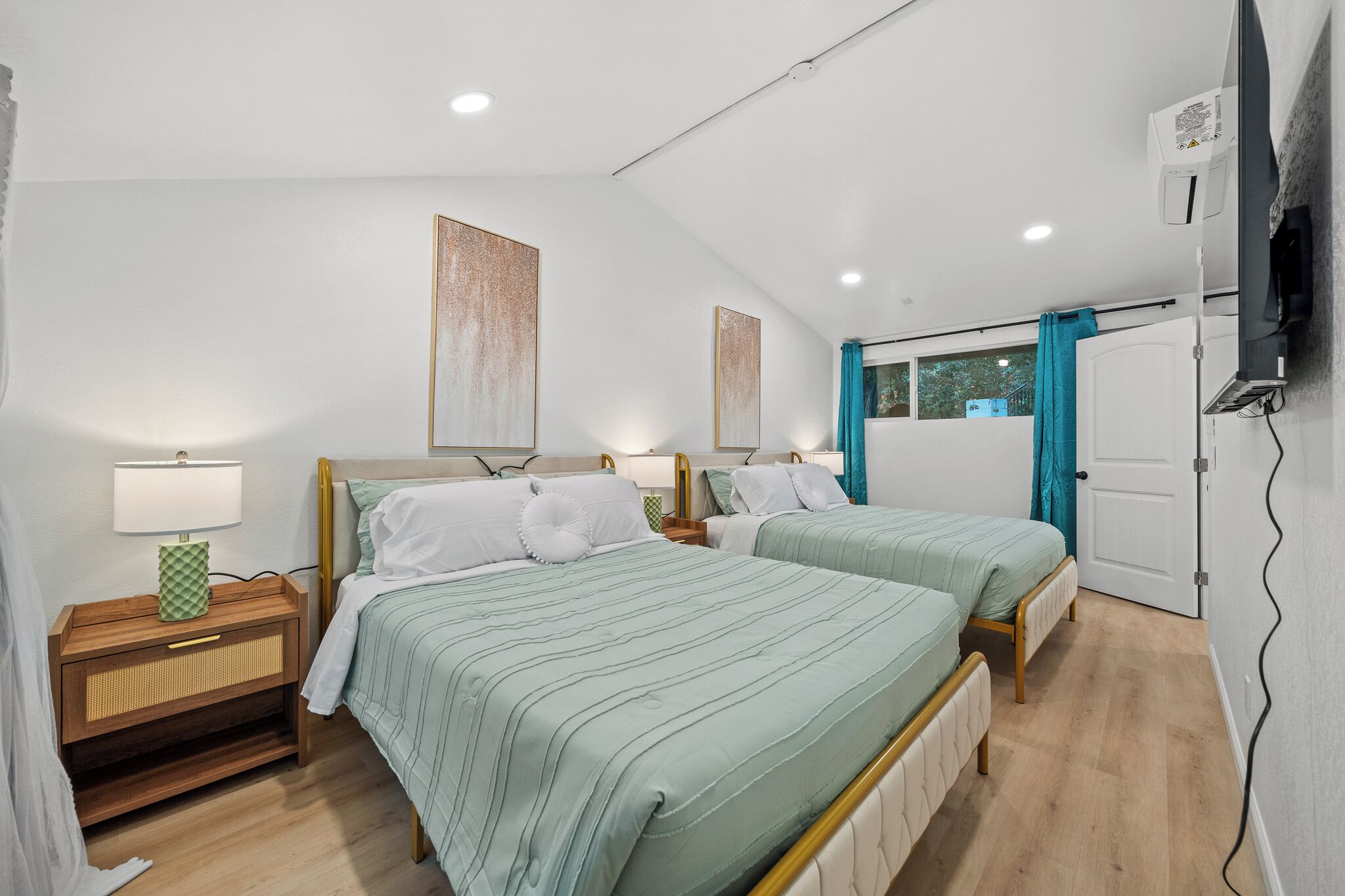 2 bedrooms, desk, iron/ironing board, WiFi (free)