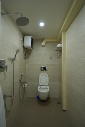 Chambre Simple Économique, 1 lit une place, balcon, vue colline | Salle de bain | Douche, articles de toilette gratuits, chaussons, serviettes fournies