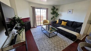 Smart TV - 2 Bedroom + 2 bath apt 5 minutes from Rodeo Dr. Walk to Restaurants and Markets (Beverly Hills)