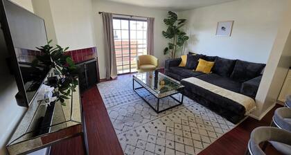 2 Bedroom + 2 bath apt 5 minutes from Rodeo Dr. Walk to Restaurants and Markets
