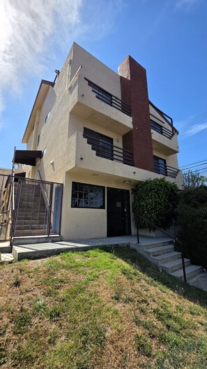 Exterior - 2 Bedroom + 2 bath apt 5 minutes from Rodeo Dr. Walk to Restaurants and Markets (Beverly Hills)