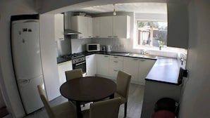 Room, 1 Bedroom | Dining room - Room-small Cozy Room in Chelmsford Sprin (Chelmsford)