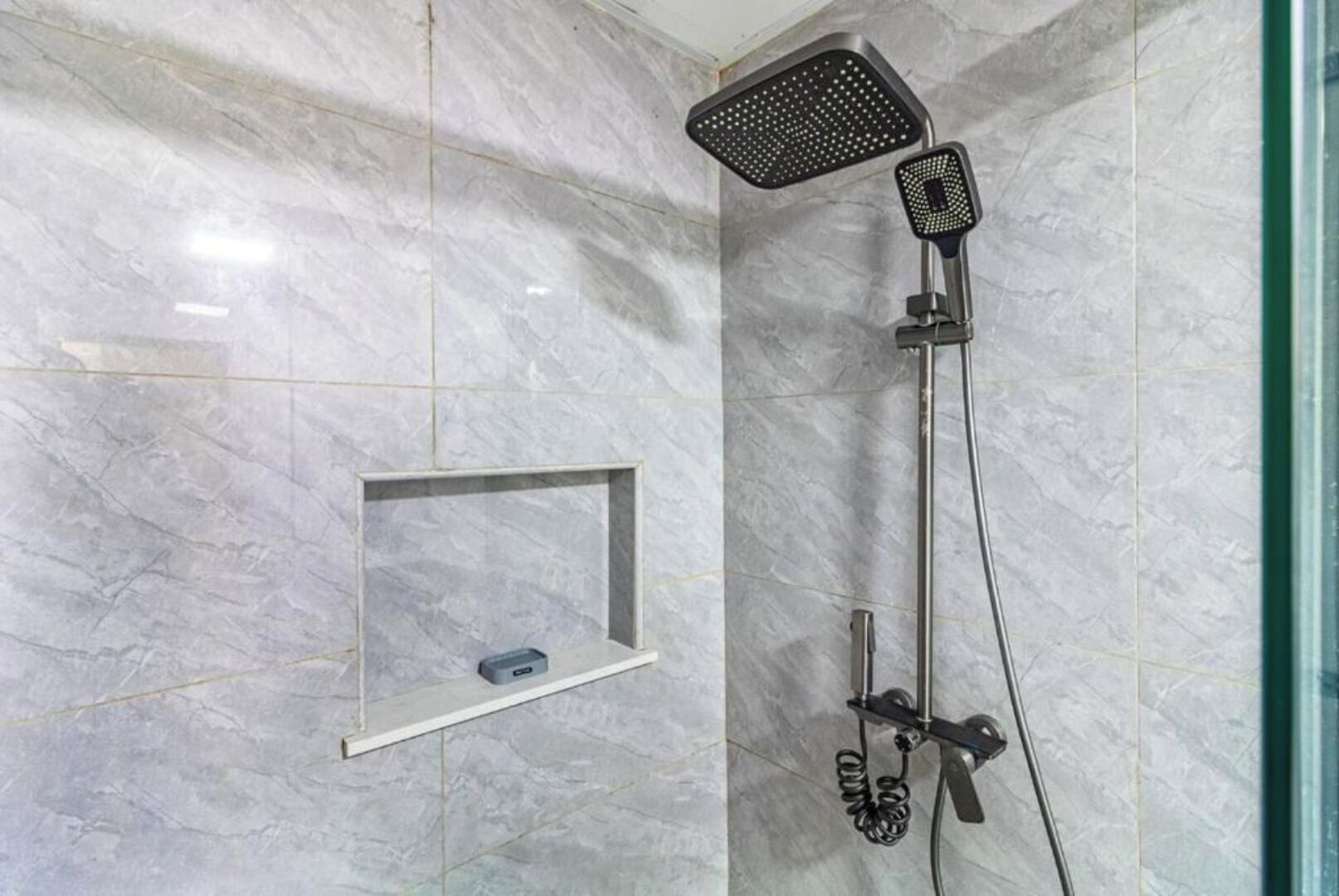 Deluxe Apartment | Bathroom | Shower, free toiletries, towels, soap