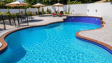 Una piscina al aire libre