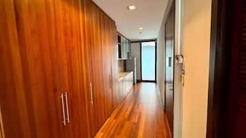 Luxury Suite, 1 Bedroom, Non Smoking, City View | Bahagian dalam