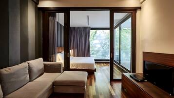 Superior Suite, 1 Bedroom, Penyaman udara, City View | Meja