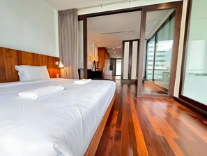 Phòng Suite Cao cấp, 1 phòng ngủ, không hút thuốc, quang cảnh thành phố | Bàn