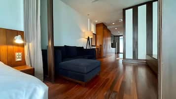 Luxury Suite, 1 Bedroom, Non Smoking, City View | Ruang tamu