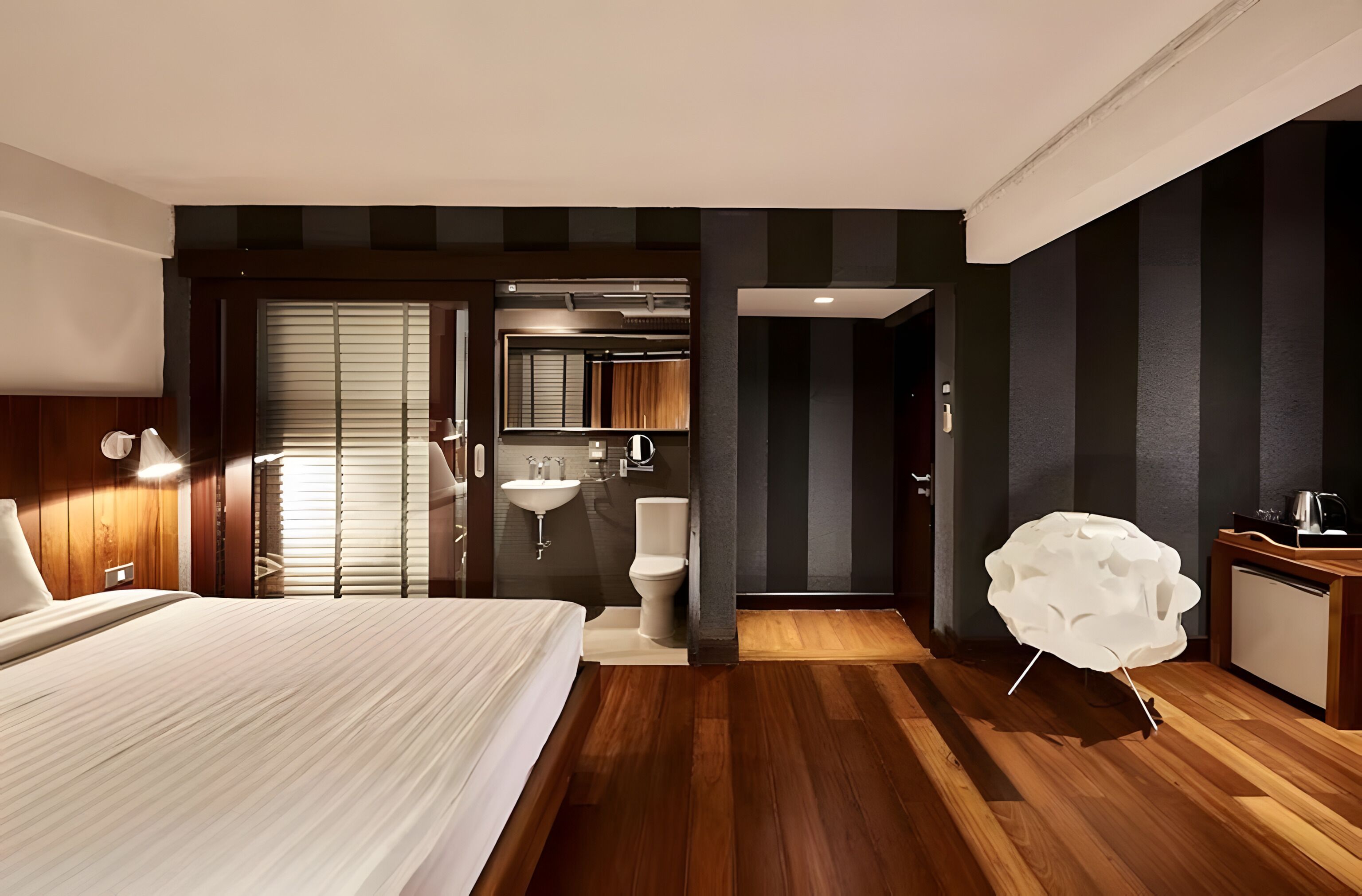 Studio tiện nghi đơn giản, 1 giường cỡ queen, máy điều hòa, quang cảnh thành phố | Bàn 