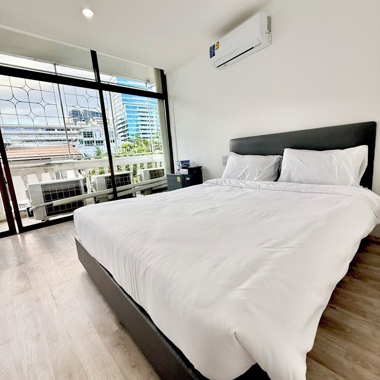 Comfort Double Room, 1 Katil Ratu (Queen), Non Smoking, City View | Meja, Wi-fi percuma 