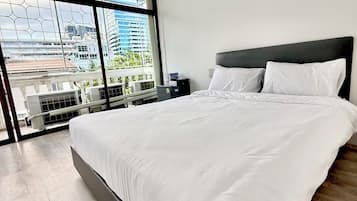 Comfort Double Room, 1 Katil Ratu (Queen), Non Smoking, City View | Meja, Wi-fi percuma