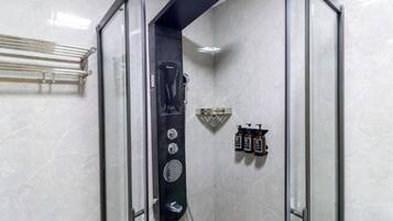 Deluxe-lejlighed | Badeværelse | Bruser, gratis toiletartikler, håndklæder, Sæbe