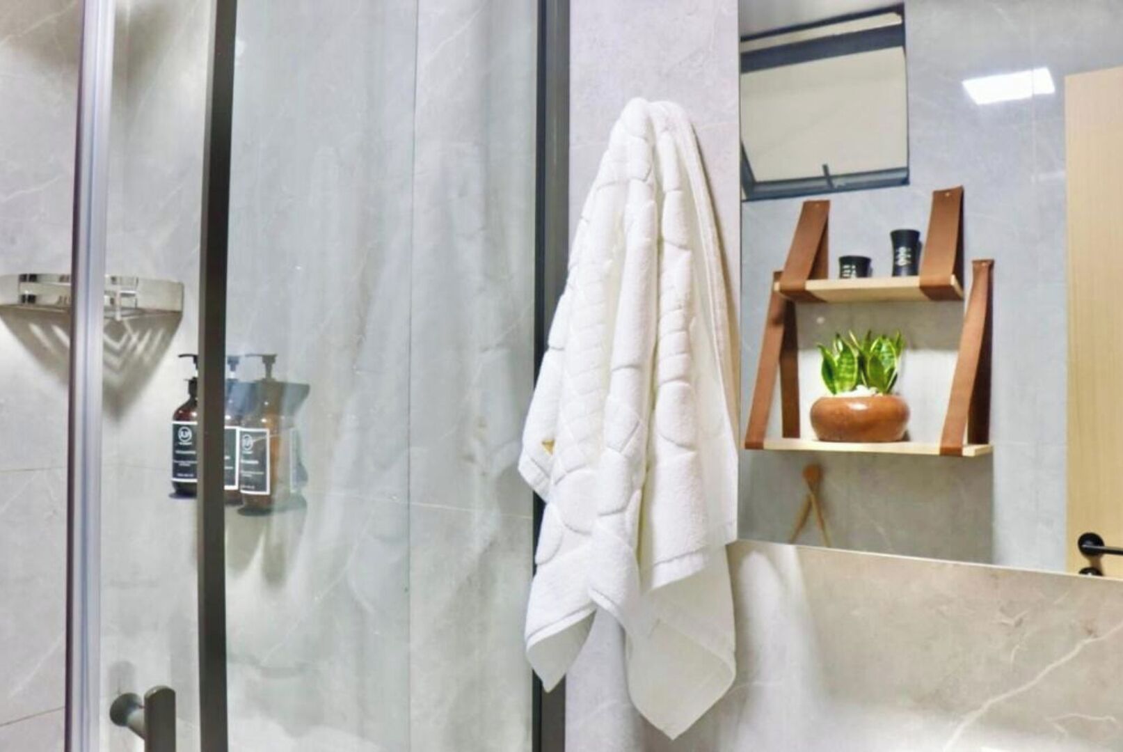 Deluxe-Apartment | Badezimmer | Dusche, kostenlose Toilettenartikel, Handtücher, Seife