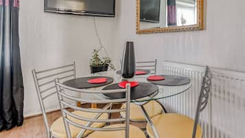 Shared Dormitory, 3 Bedrooms | Dining room