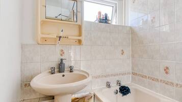 Shared Dormitory, 3 Bedrooms | Bathroom