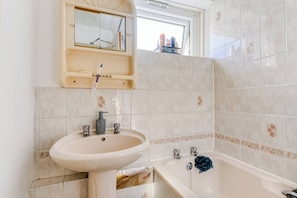 Shared Dormitory, 3 Bedrooms | Bathroom