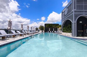 Una piscina al aire libre